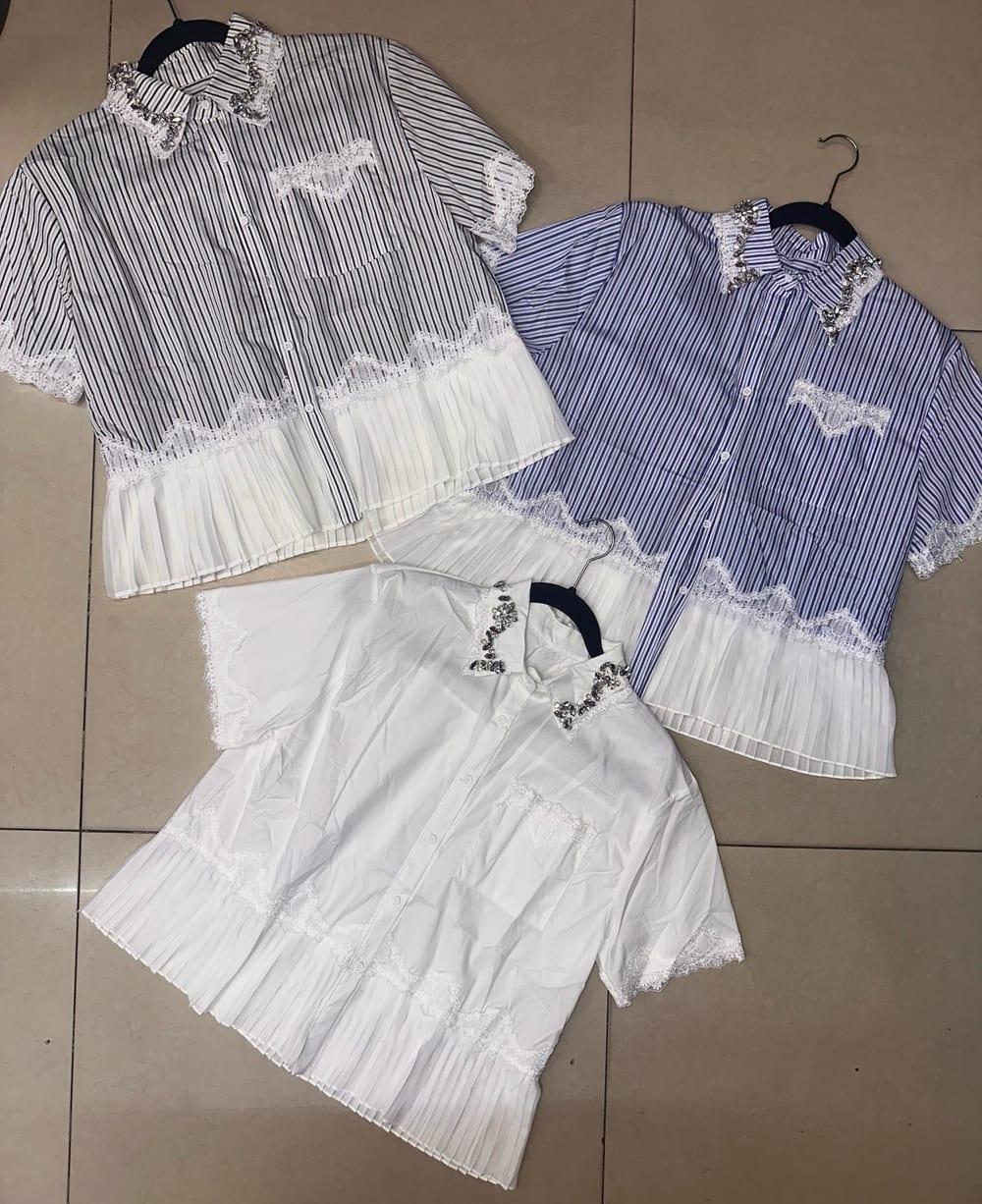 Camisa con detalles de cristales y✨