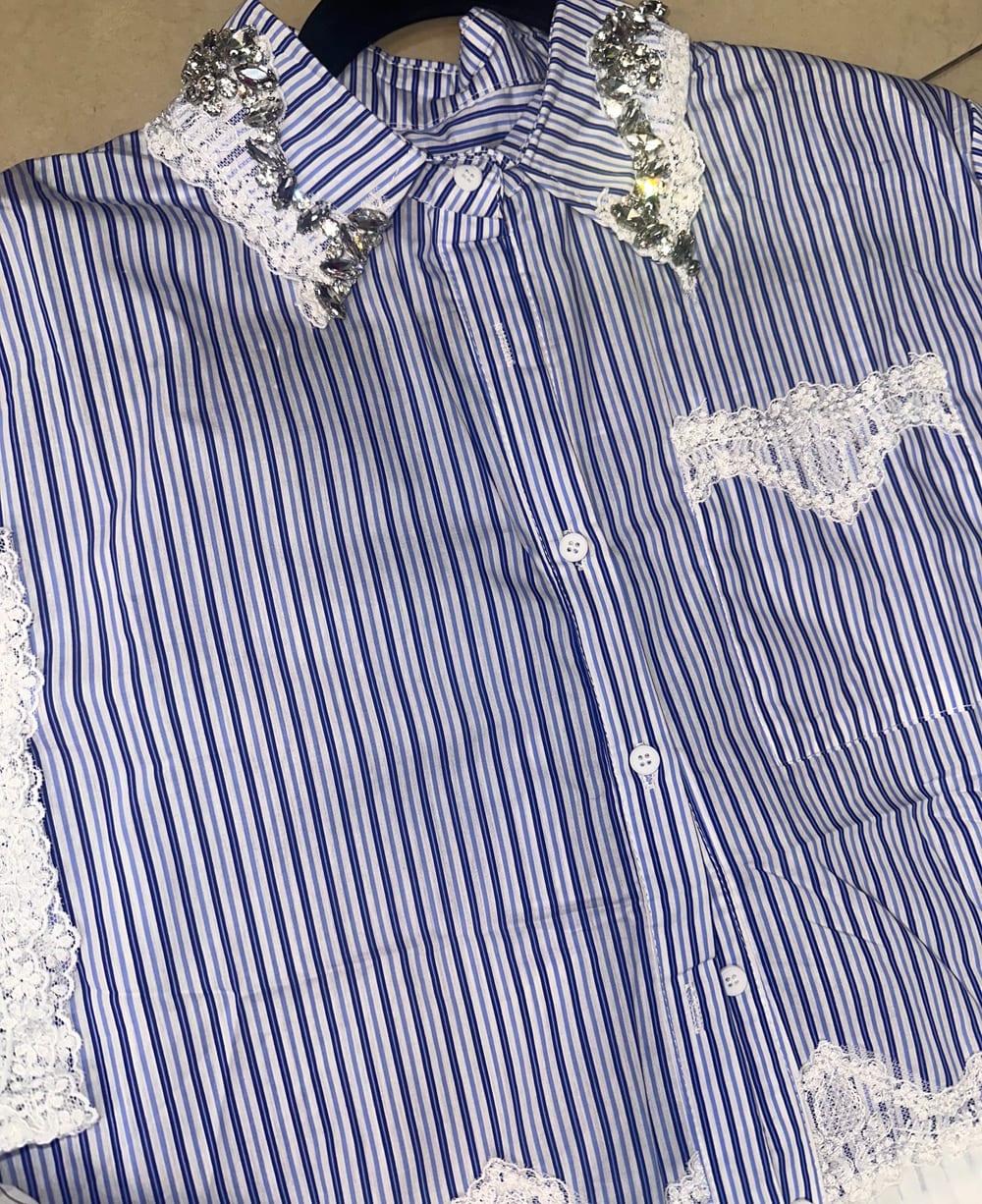 Camisa con detalles de cristales y✨ vista 2