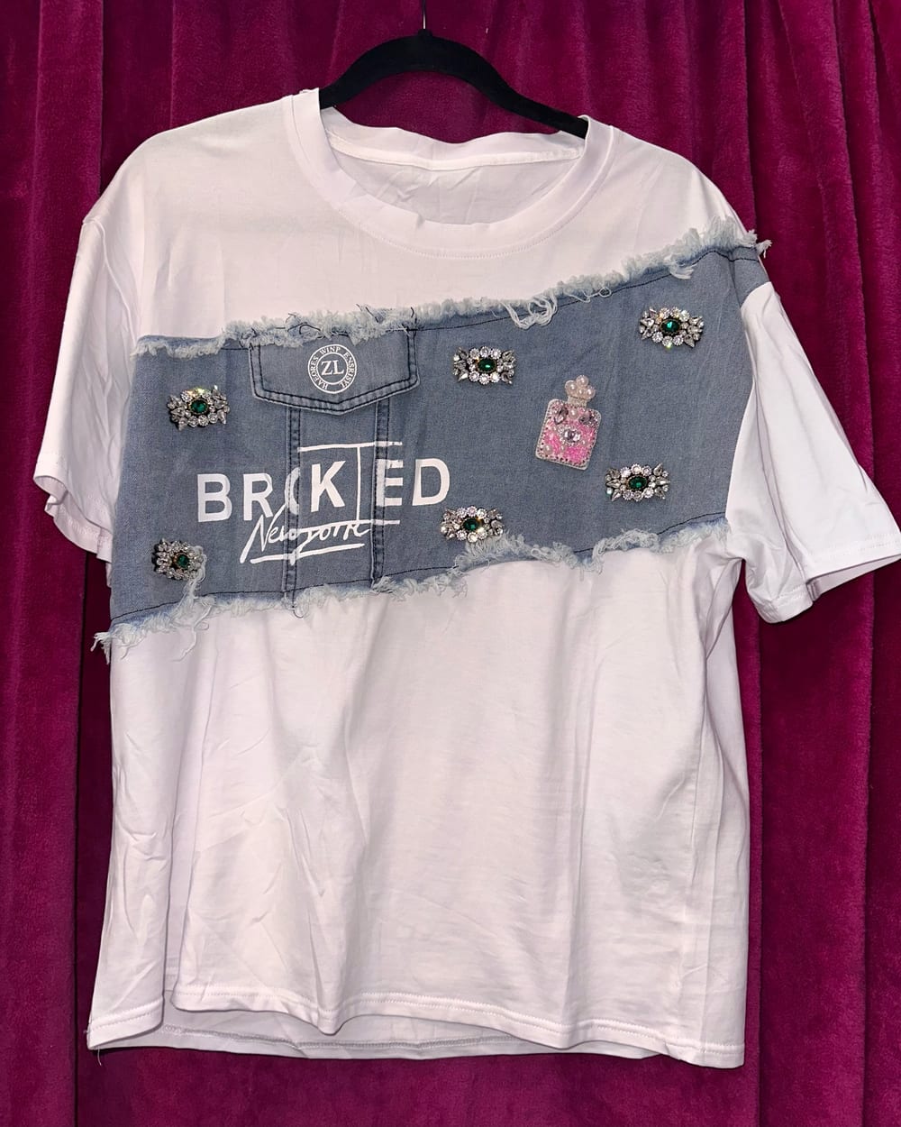 Nuevo estilo de playera básica, con mezclilla y detalles de crist