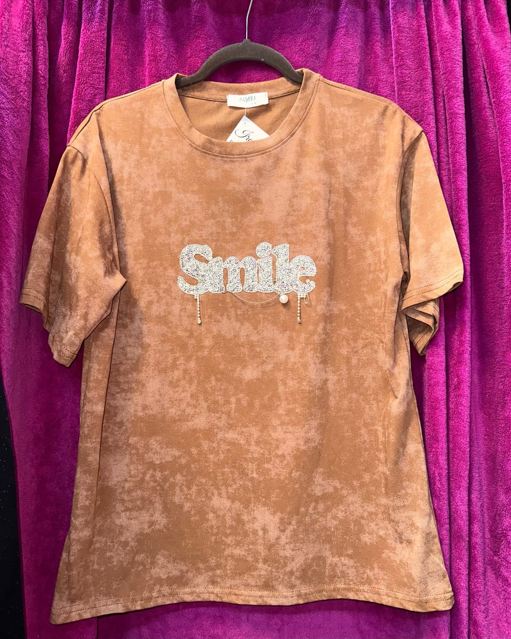 Camisa básica con toque de cristal y fondo mármoleado color choco