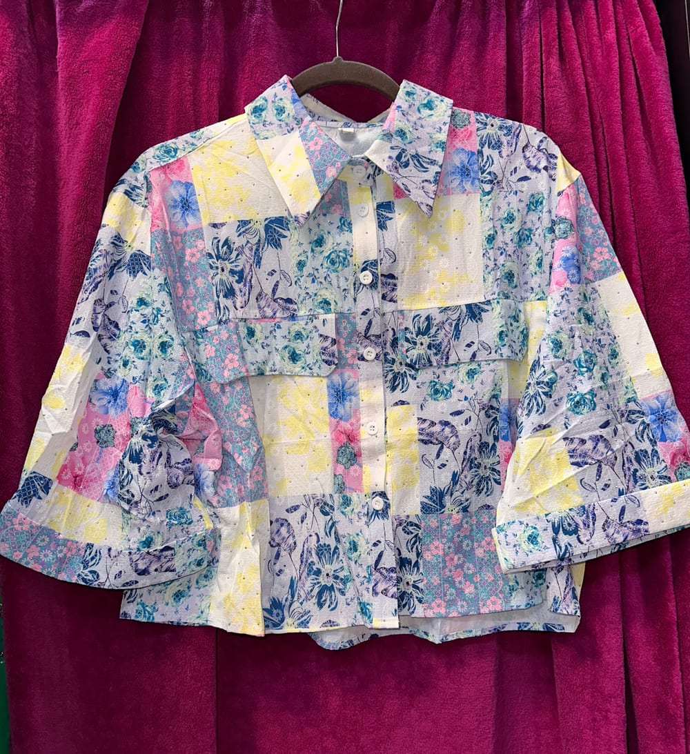 Camisa de mezcla de flores con detalle pequeño de cristal ✨💎🌸