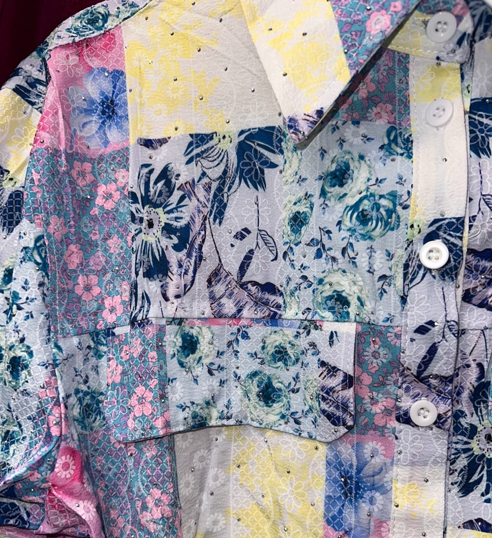 Camisa de mezcla de flores con detalle pequeño de cristal ✨💎🌸 vista 2
