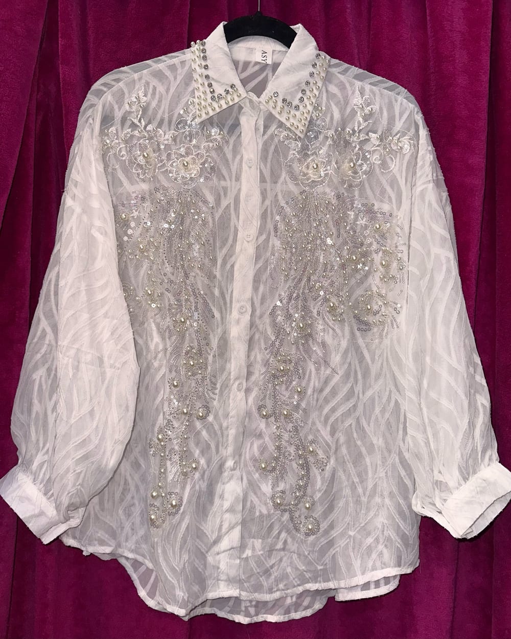 Camisa blanca con detalles de cristales, perlas y encaje☁️✨