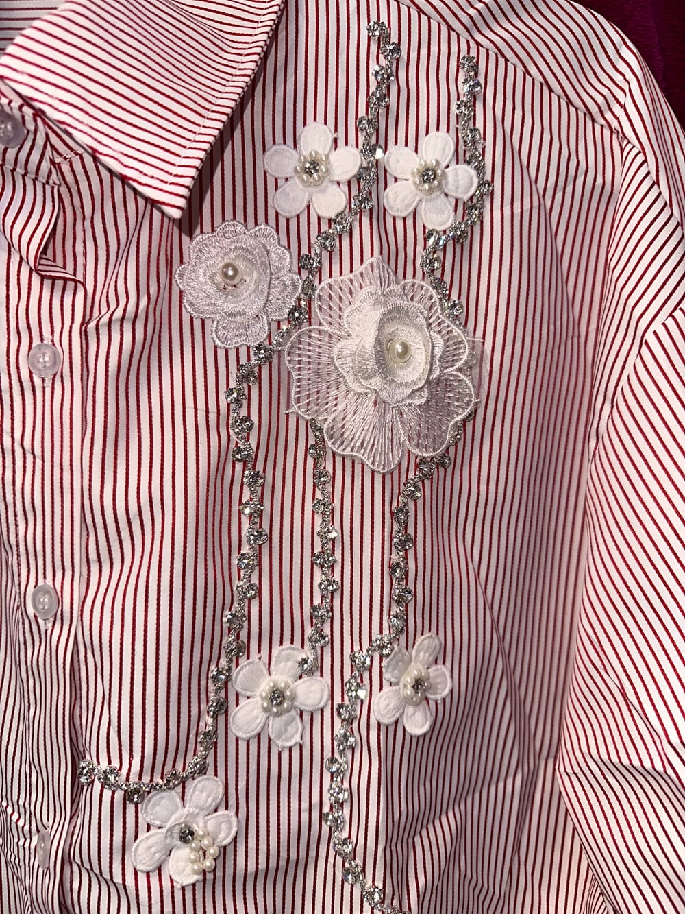 Camisa básica rayada con detalles de Flor, encaje y cristales💎✨ vista 2