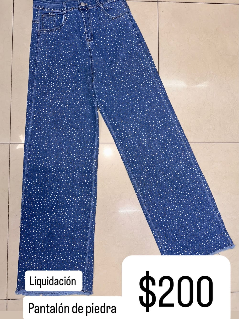 Pantalón seleccionado de brillos en $200