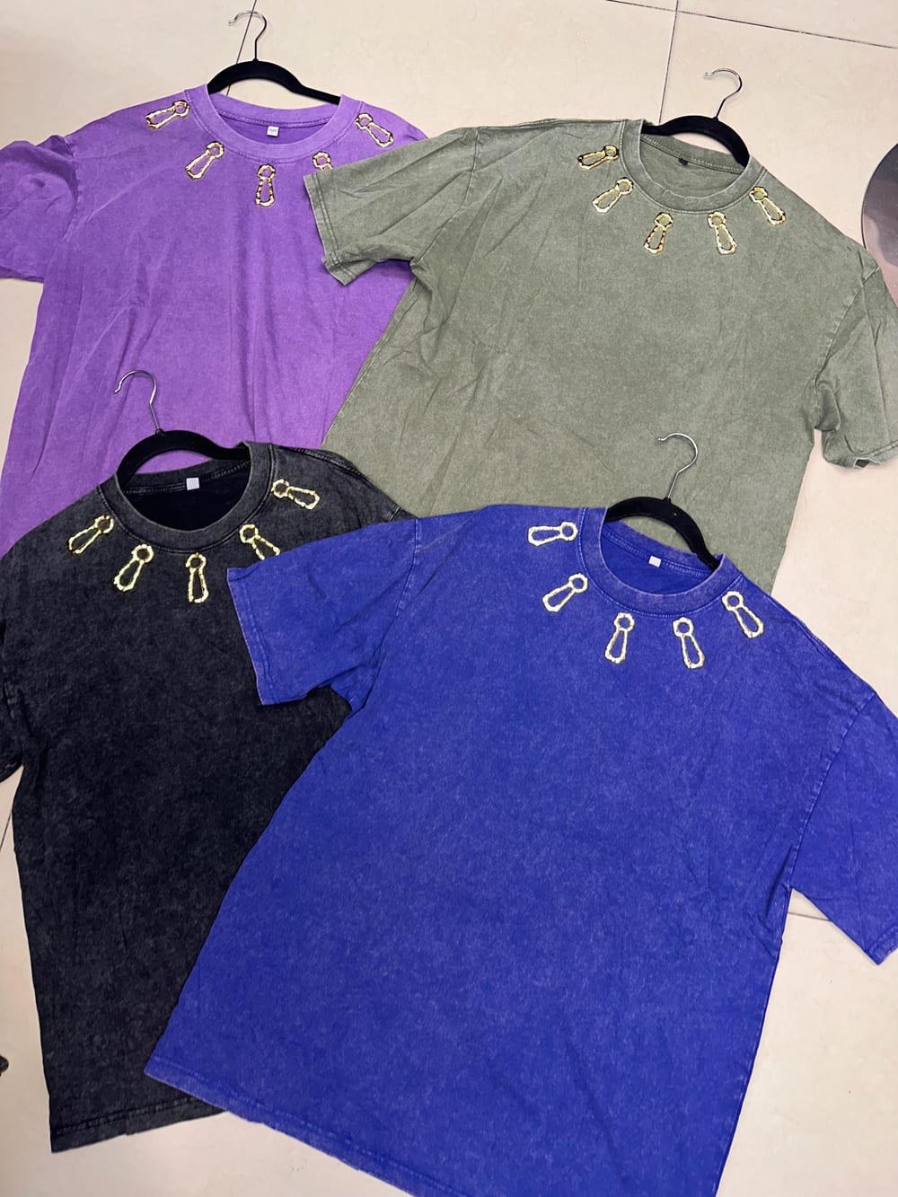 Playera básica con detalle dorado en cuello !!