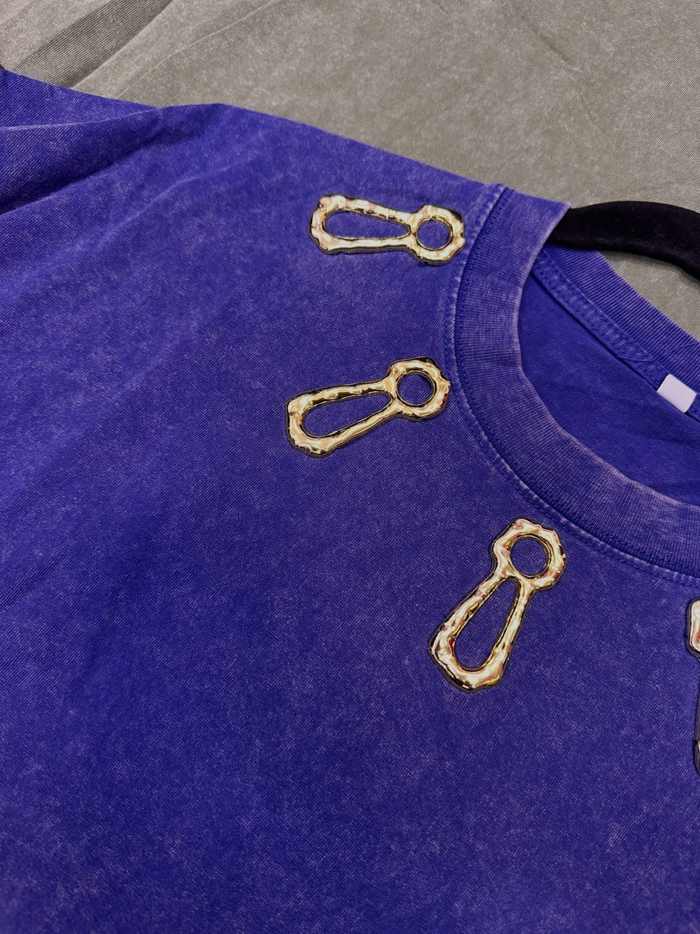 Playera básica con detalle dorado en cuello !! vista 2
